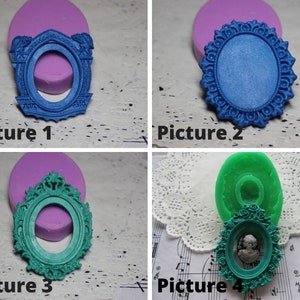 Könnte beinhalten: Vier Silikonformen zum Herstellen von Harzschmuck. Die Formen sind in verschiedenen Farben und Formen gehalten, und jede Form verfügt über ein anderes verziertes Rahmendesign. Die Rahmen sind oval geformt und haben ein detailliertes, kompliziertes Design.