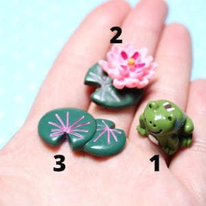 Stampi 3D in silicone per una rana e un loto in miniatura. Forme per argilla polimerica e plastica.