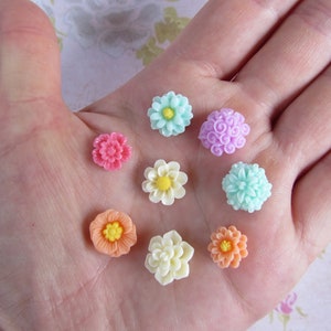 Silikonformen in Form von Miniaturblumen in verschiedenen Formen und Größen. Gießform für Polymerclay und Kunststoff.
