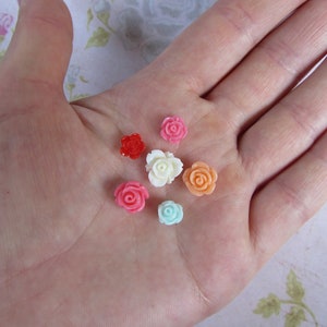 Silikonformen in Form von Miniaturblumen in verschiedenen Formen und Größen. Gießform für Polymerclay und Kunststoff.