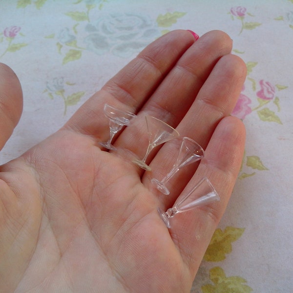 Moules 3D en silicone sous forme de verre de différentes formes et tailles (1:12). Moules pour résine époxy (également UV) et plastique.