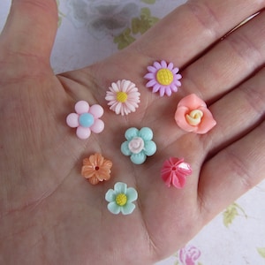 Silikonformen in Form von Miniaturblumen in verschiedenen Formen und Größen. Gießform für Polymerclay und Kunststoff.