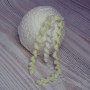 White baby hat/crochet/baby hat/baby girl hat/newborn hat/new baby gift/baby shower gift/baby bonnet/girls bonnet/baby hat/girls hat