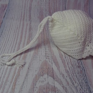 white baby hat/crochet/baby hat/baby girl hat/newborn hat/new baby gift/baby shower gift/baby bonnet/girls bonnet/baby hat/girls hat