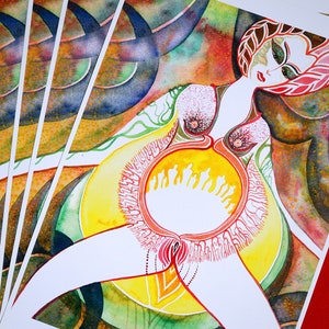 Può includere: Un dipinto ad acquerello di una donna con un disegno a forma di fiore attorno al suo corpo. La donna è raffigurata con un fiore giallo e bianco al centro del suo corpo. Il dipinto è realizzato in uno stile vibrante con una miscela di colori, tra cui rosso, giallo, verde e blu.