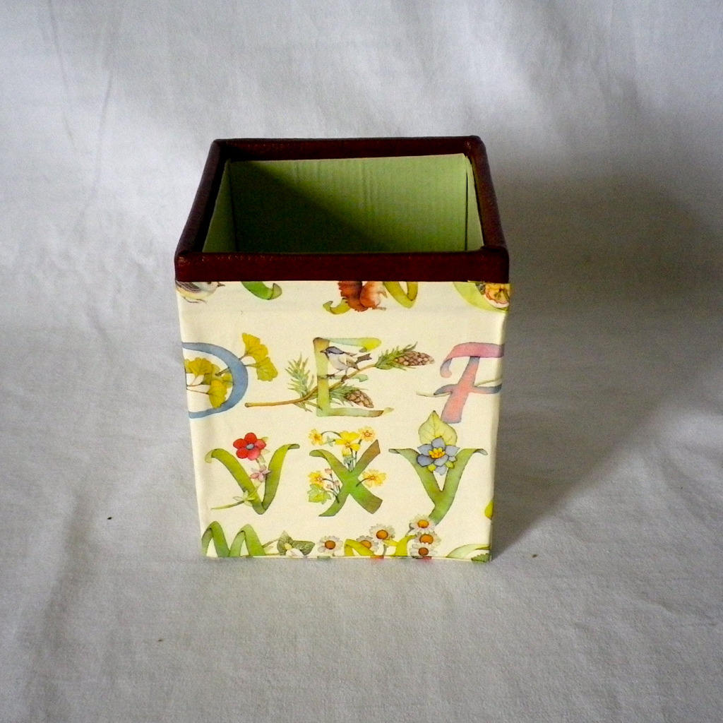 Pot Pour Crayons Fabriqué en Carton avec Décor Alphabet
