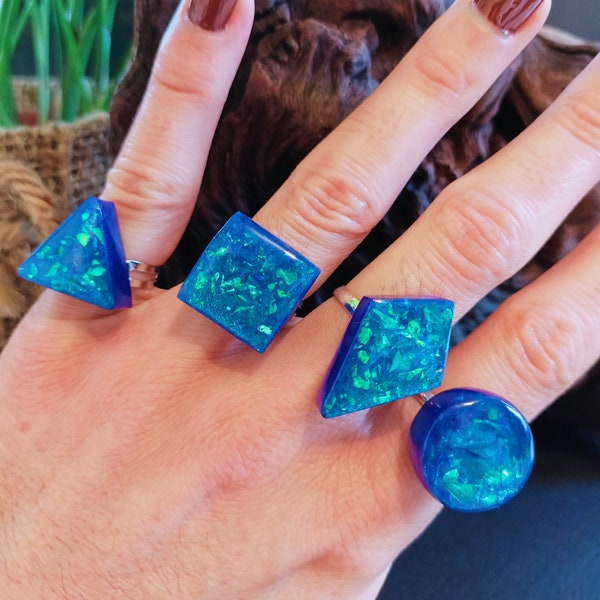 Bague carré réglable en résine coloris bleu métallisé pour femme