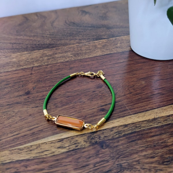 Bracelet lien en cuir vert et breloque pour femme