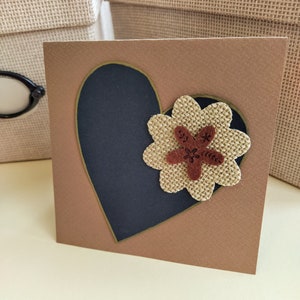 Carte faite main cœur en relief, tons chauds
