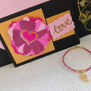 Geschenkset aus Armband und Karte, rosa Farbe, Schmuckstück und handgefertigter Karte