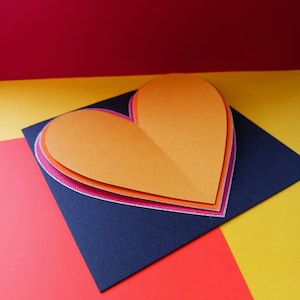 Carte faite à la main, carte tons chauds, carte postale amour en relief