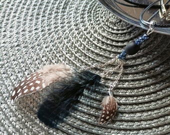 Mid-length pendant necklace with pearls and feathers