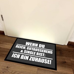 Fußmatte Türmatte mit Spruch Wenn du reich, gutaussehend & Single bist: Ich bin Zuhause innen/außen Vorleger Geschenk Einweihung image 2