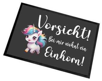 Fußmatte | Türmatte mit Spruch | 60x40cm | Vorsicht! Bei mir wohnt ein Einhorn! | innen & außen | Vorleger | Geschenk | Einweihung