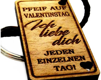 Gravur Schlüsselanhänger aus Holz Modell: Pfeif auf Valentinstag