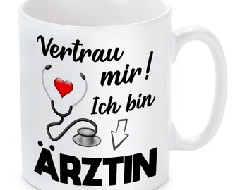 Tasse: Vertrau mir, ich bin Ärztin