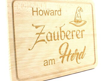 Holz Schneidebrett personalisiert mit Wunschname | "Zauberer am Herd"