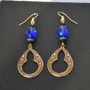 Boucles d'oreille d'inspiration Antique bleu et doré. image 1