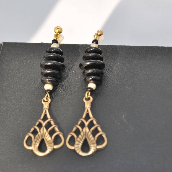 Boucles d'oreille style Art Nouveau noir et doré.