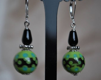 Boucles d'oreille" verte et noire".