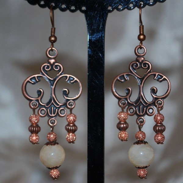 Boucles d'oreille breloque baroque et métal cuivré.