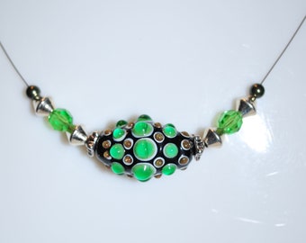 Collier Vert et noir avec perle en verre filé au chalumeau.