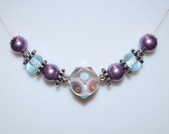 Collier bleu et mauve avec verre filé au chalumeau.