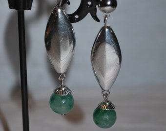 Earrings with green agate and silver metal primers.