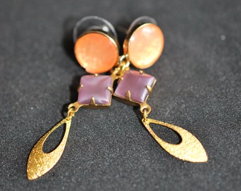 Loops, with earrings, apricot color, violet and gold.