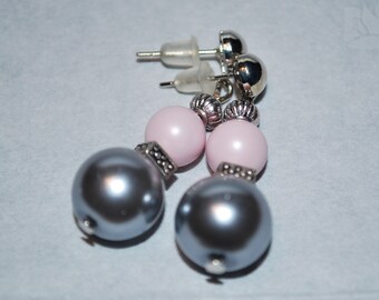 Boucles d'oreille avec perles nacrées et mates ,argenté et rose.