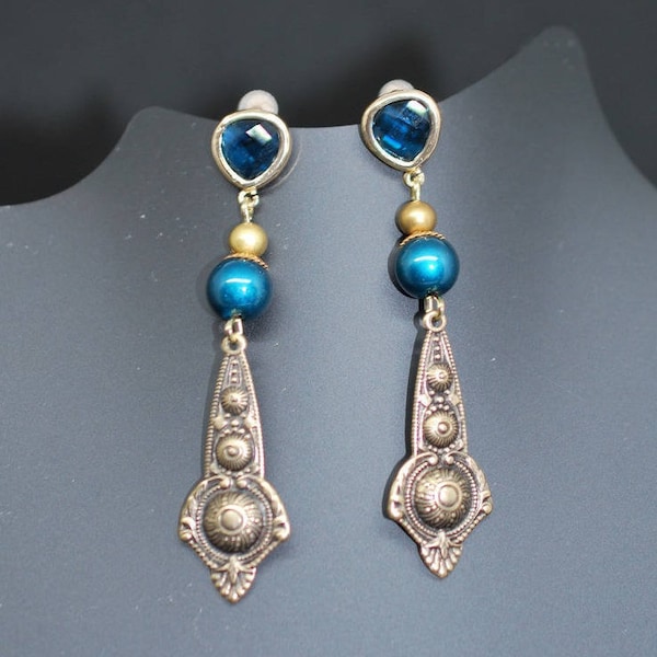 Boucles d'oreille d'inspiration antique avec perle bleue.