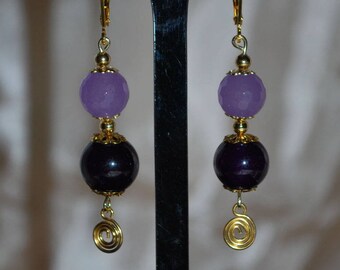 Boucles d'oreille tout en camaïeu de violet et doré.