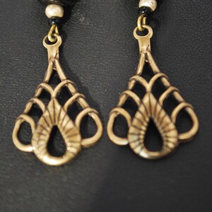 Boucles d'oreille style Art Nouveau noir et doré. image 3