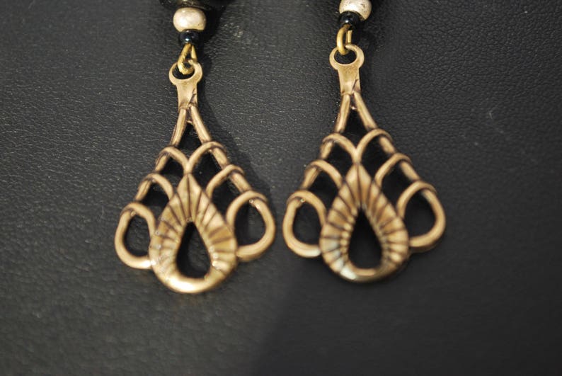 Boucles d'oreille style Art Nouveau noir et doré. image 3