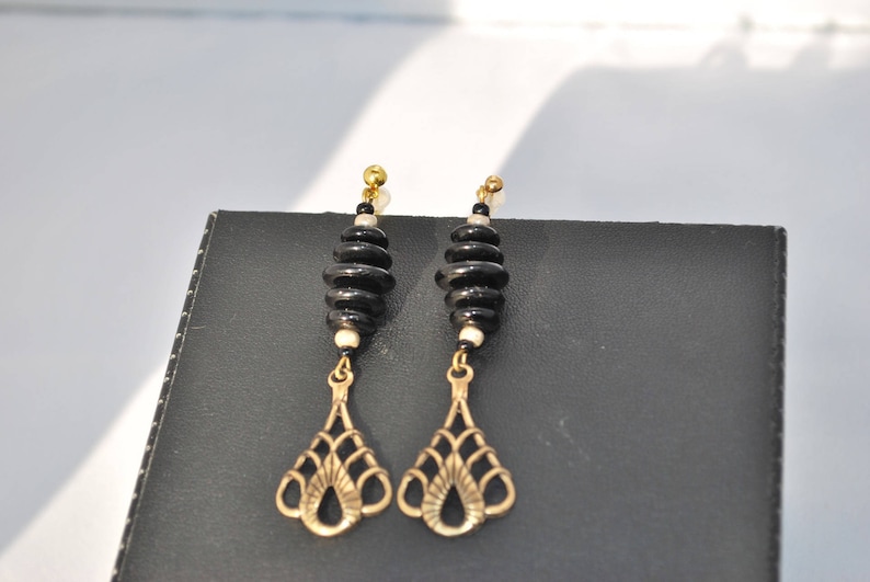 Boucles d'oreille style Art Nouveau noir et doré. image 1