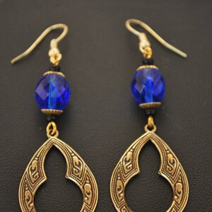 Boucles d'oreille d'inspiration Antique bleu et doré. image 2