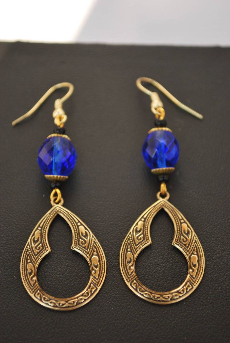 Boucles d'oreille d'inspiration Antique bleu et doré. image 2