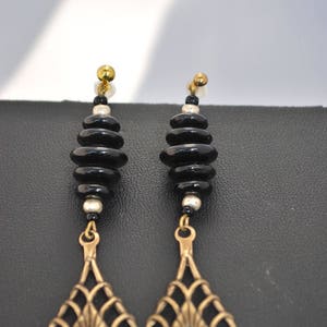 Boucles d'oreille style Art Nouveau noir et doré. image 2