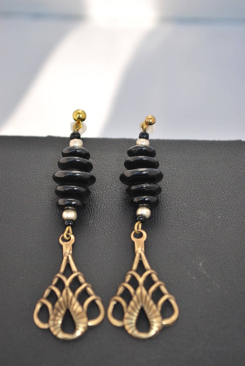 Boucles d'oreille style Art Nouveau noir et doré. image 2