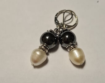 Boucles d'oreille hématite et perle d'eau douce .