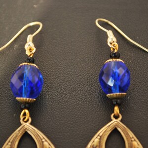 Boucles d'oreille d'inspiration Antique bleu et doré. image 3