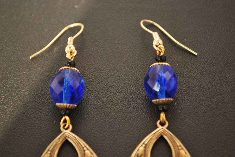 Boucles d'oreille d'inspiration Antique bleu et doré. image 3