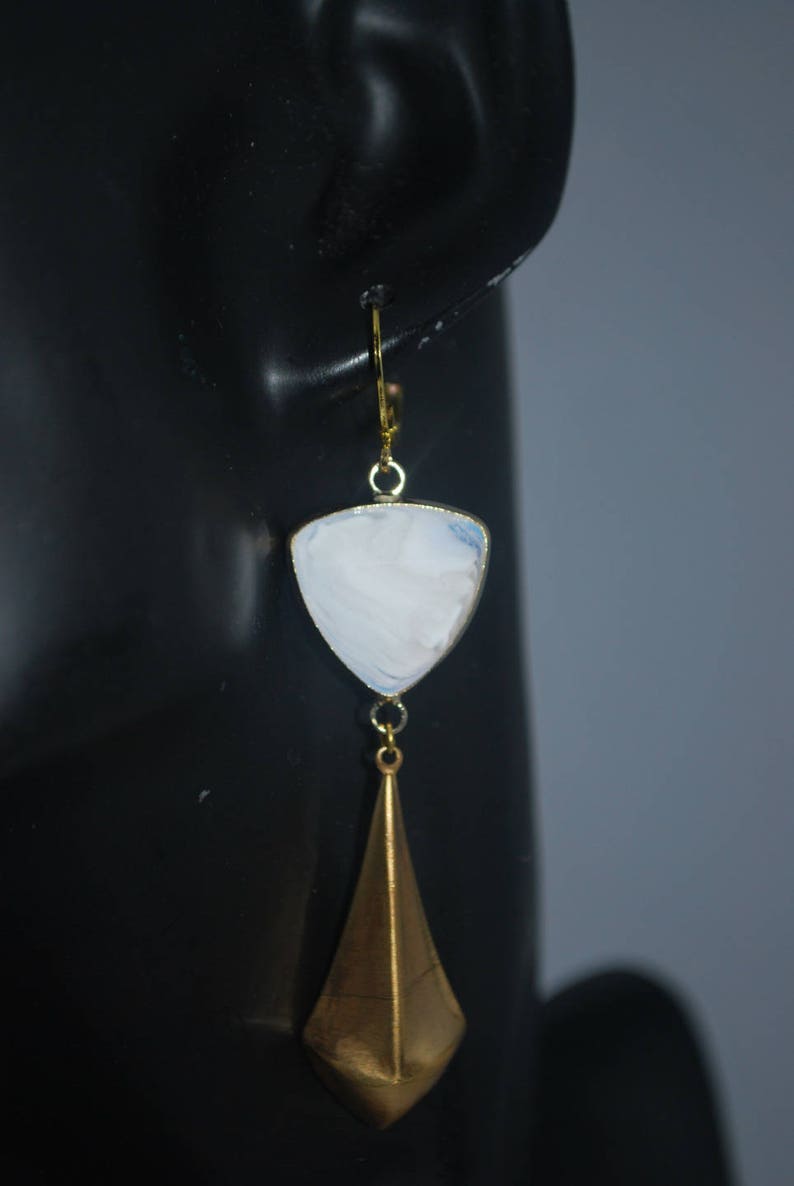 Boucles d'oreille triangle doré et verre blanc . image 2