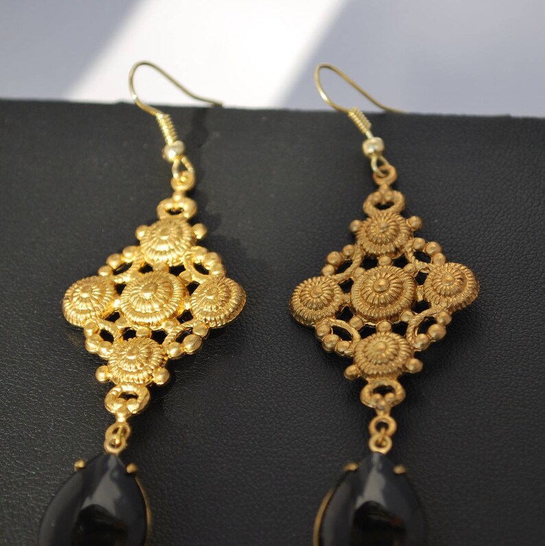 Boucles d'oreille Haute Couture doré et noir. image 5