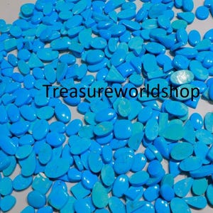 Könnte beinhalten: Eine große Sammlung von Türkis-Cabochons in verschiedenen Formen und Größen. Die Steine sind in einem leuchtenden Blau und perfekt für die Schmuckherstellung.