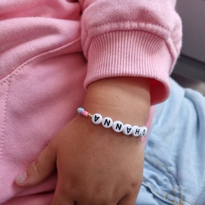 Buntes Perlenarmband mit Namen Kinderarmband Süßwasserperlen, Rocailles & 925 Silber Bild 4