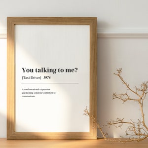 Peut inclure: Une impression encadrée avec le texte "You talking to me?"  [Taxi Driver] 1976.  Une expression de confrontation qui remet en question l'intention de quelqu'un de communiquer.