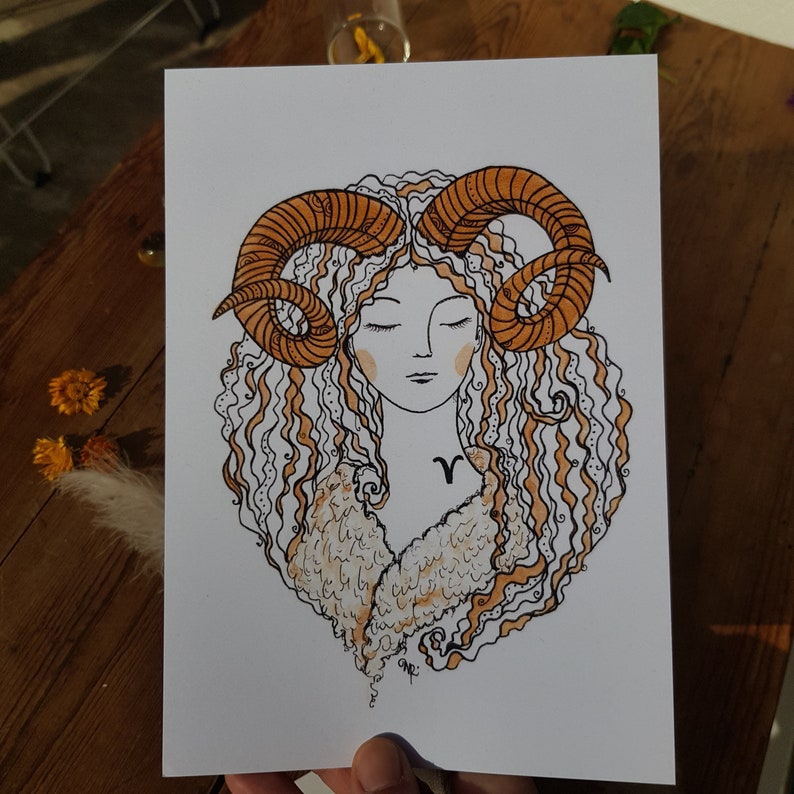 Puede incluir: Una ilustraci&oacute;n dibujada a mano de una mujer con el pelo rizado y cuernos de carnero. La mujer lleva un abrigo de piel marr&oacute;n y blanco. La ilustraci&oacute;n est&aacute; hecha con tinta negra y naranja sobre papel blanco.