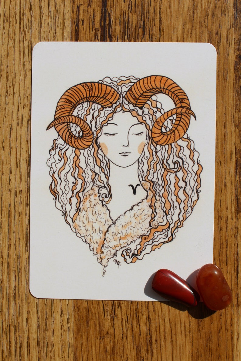 Puede incluir: Una ilustraci&oacute;n dibujada a mano de una mujer con el pelo rizado y cuernos de carnero. La mujer lleva un abrigo de piel y tiene un peque&ntilde;o s&iacute;mbolo de carnero en el pecho. La ilustraci&oacute;n est&aacute; hecha en tonos naranja y marr&oacute;n.