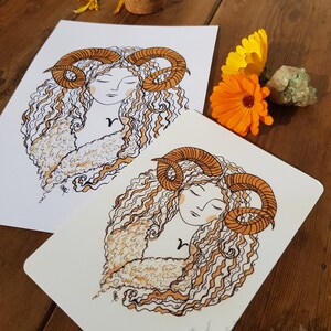 Puede incluir: Una ilustraci&oacute;n dibujada a mano del signo astrol&oacute;gico Aries, representada como una mujer con el pelo rizado y cuernos de carnero. La ilustraci&oacute;n est&aacute; hecha en tonos marrones y naranjas.